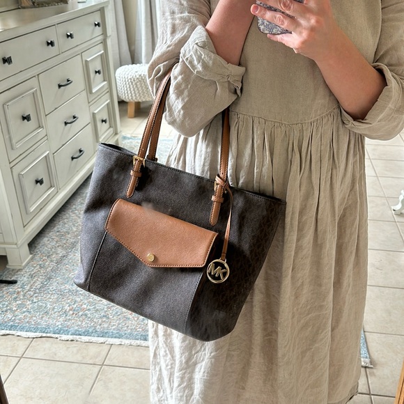 Michael Kors monogram handbag in brown and gold. - Picture 8 of 8